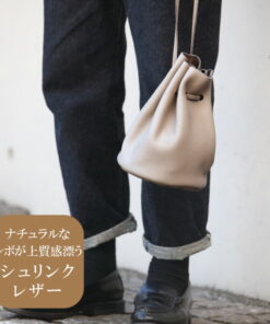 小巧束口包 真皮 男士包 迷你包 手提包 男士手袋 姬路皮革 缩纹皮 轻便 轻量 旅行 小巧 日本制造 artigiano 阿尔蒂贾诺 皮革 天然皮革 姬路产 礼物 礼品 的另一种观点
