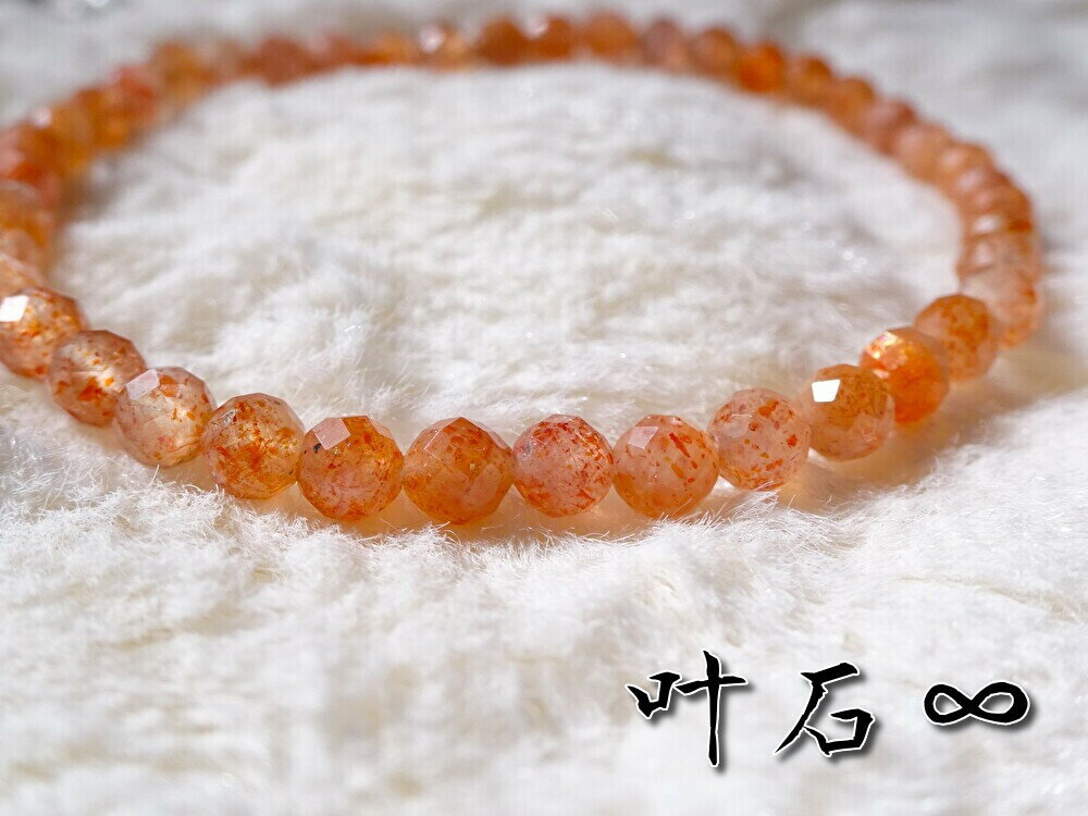 我们精选天然石,打造这款象征“阳光灿烂的人生、幸福的人生”的护身符。●日长石手链 男女通用 能量石●天然石 4mm 圆形切割●此外,现在购买还可获赠用于净化的碎石!