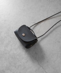 SENTI MINI LEATHER CASE NECKSTRAP 迷你皮革保护套 颈挂带 复合材质 钱包、收纳包、保护套 其他钱包、收纳包、保护套 黑色 的另一种观点