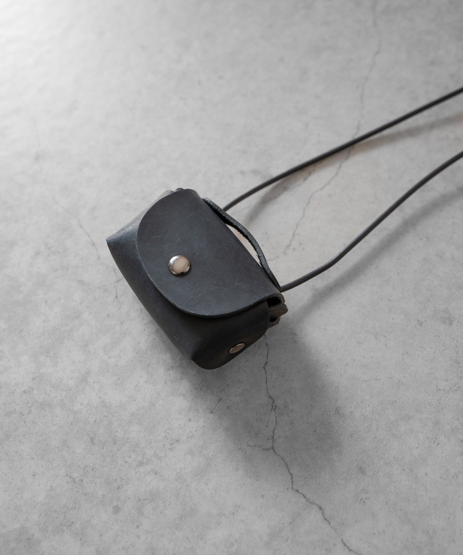 SENTI MINI LEATHER CASE NECKSTRAP 迷你皮革保护套 颈挂带 复合材质 钱包、收纳包、保护套 其他钱包、收纳包、保护套 黑色 - 图片 2